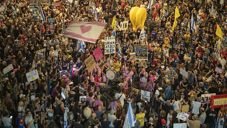 Ribuan warga menuntut agar kampanye militer segera dihentikan dan para sandera dibebaskan. (Kobi Wolf/Bloomberg)