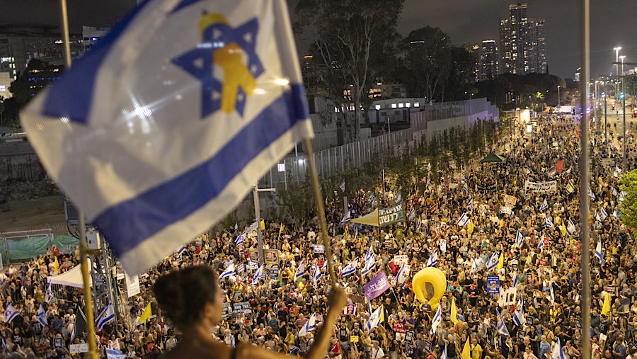 Warga Israel demonstrasi menuntut pembebasan sandera dan diakhirinya perang Gaza di Tel Aviv, Israel, Sabtu (9/8/2025). (Kobi Wolf/Bloomberg)
