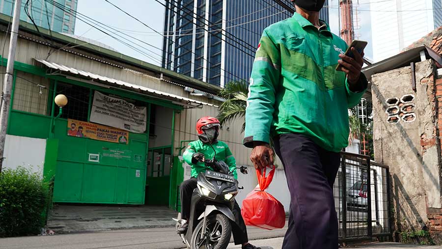 Ilustrasi Grab (Dimas Ardian/Bloomberg)