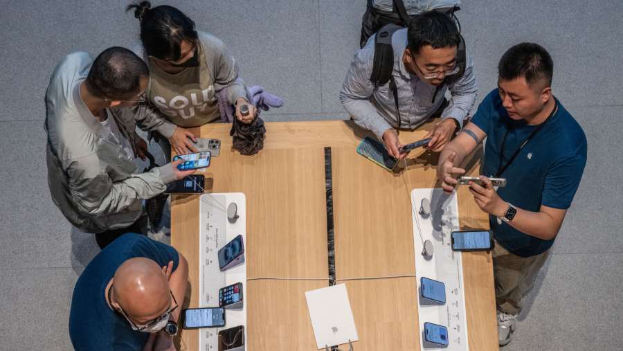 Toko ritel Apple menjual iPhone 16. (Bloomberg)