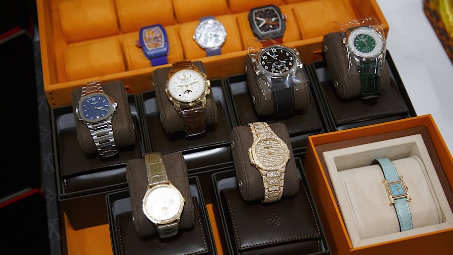 Singapura akan menjual berbagai barang mewah yang disita dalam kasus pencucian uang terbesar di negara itu. (Ore Huiying/Bloomberg)