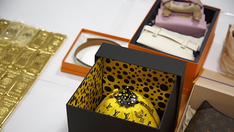 Ta Louis Vuitton berbentuk labu kuning edisi terbatas hasil kolaborasi dengan seniman Jepang Yayoi Kusama juga kkut dilelang. (Ore Huiying/Bloomberg)