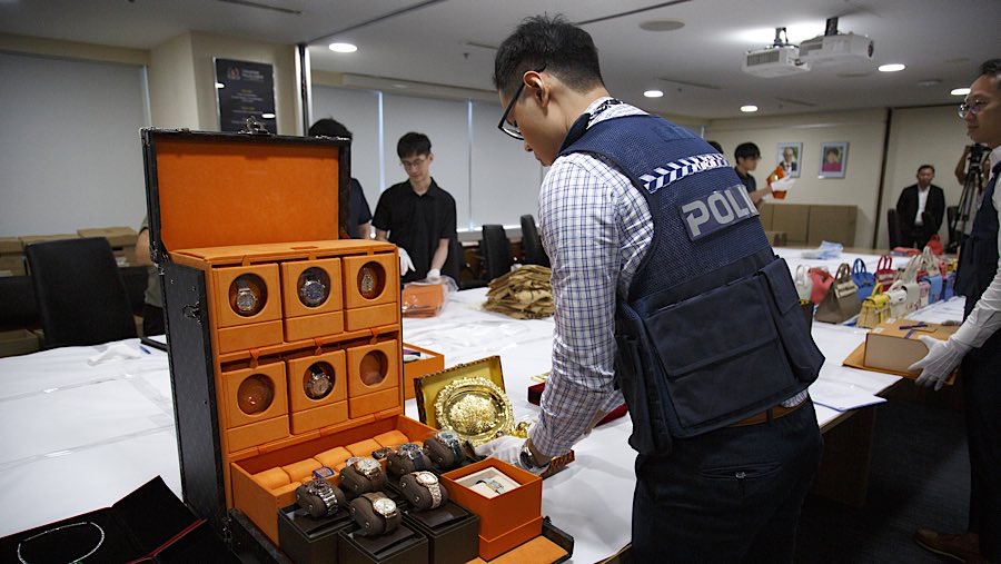 Barang yang disita terkait skandal senilai Sin$3 miliar ($2,3 miliar) yang mencuat dua tahun lalu. (Ore Huiying/Bloomberg)
