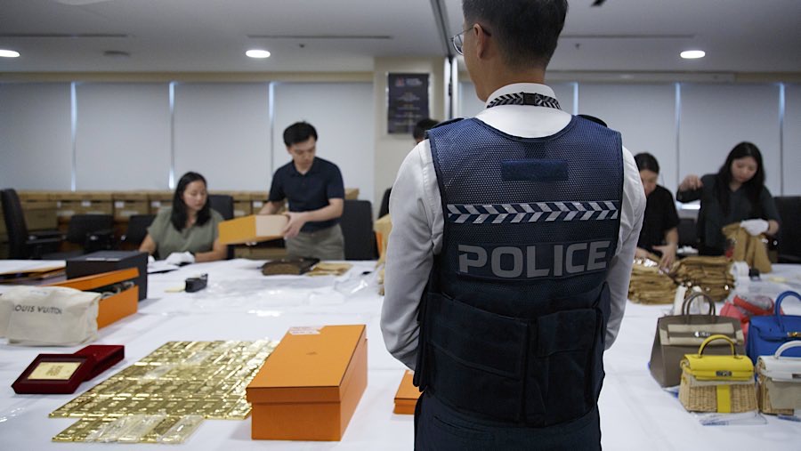 Lebih dari 460 barang mewah dan 58 batangan emas telah diserahkan untuk dilelang. (Ore Huiying/Bloomberg)