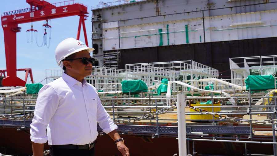 Menteri ESDM Bahlil Lahadalia meninjau pembangunan LNG Terapung di galangan kapal Wison New Energies di China. (Dok. Kementerian ESDM)