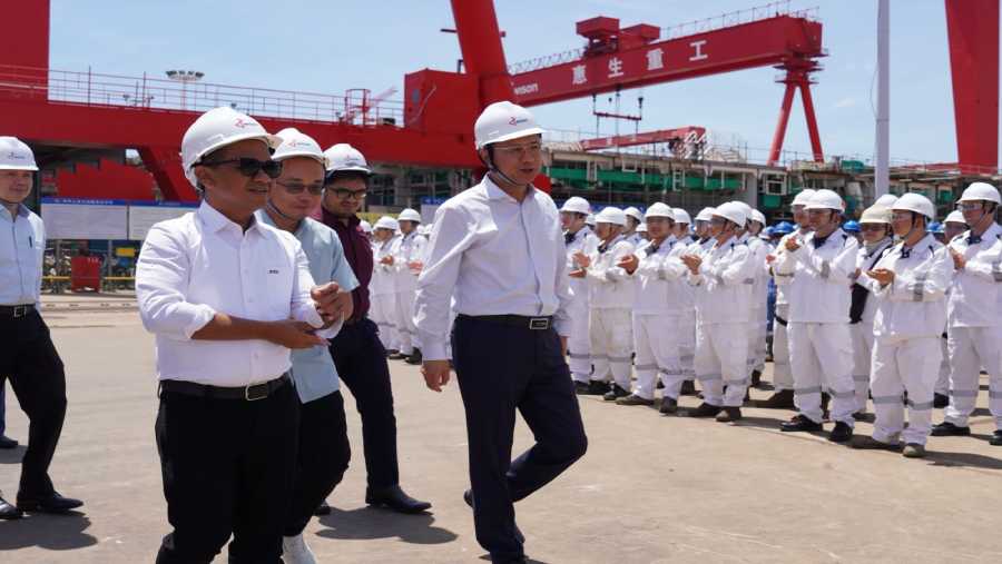 Menteri ESDM Bahlil Lahadalia meninjau pembangunan LNG Terapung di galangan kapal Wison New Energies di China. (Dok. Kementerian ESDM)