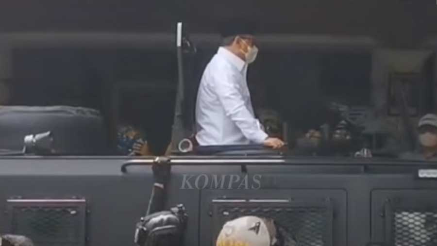 Bupati Pati muncul dari Baracuda dan disambut lemparan botol air (Tangkapan layar via youtube Kompas TV)