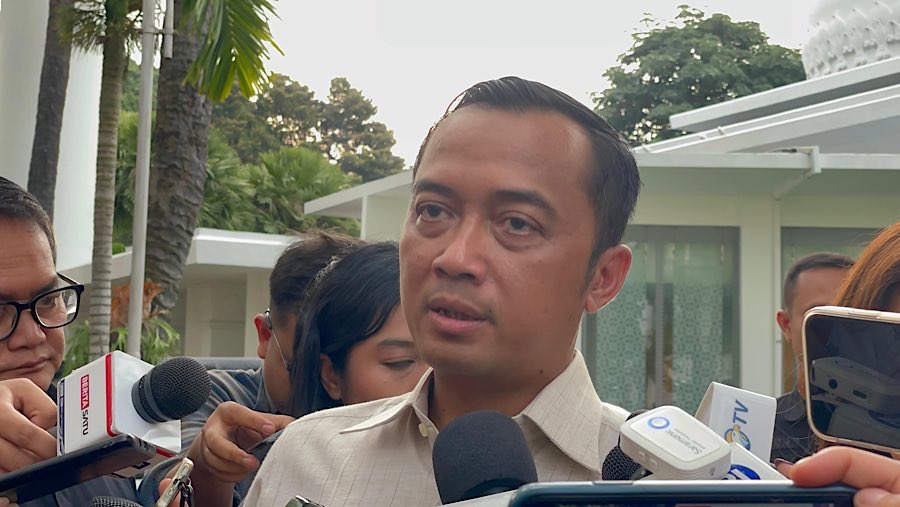 Menteri Sekretaris Negara (Mensesneg) Prasetyo Hadi di Istana Negara, Rabu (13/8/2025). (Bloomberg Technoz/Dovana Hasiana)