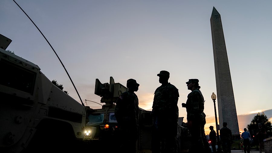 Anggota Garda Nasional dan kendaraan lapis baja di dekat Monumen Washington di Washington, DC, AS, Selasa (12/7/2025).  (Stefani Reynolds/Bloomberg)