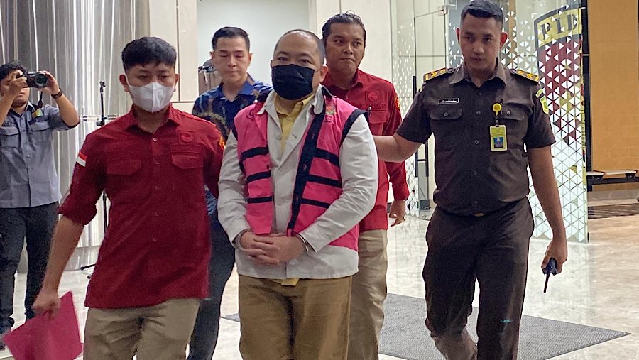 Dirut Sritex Iwan Kurniawan Lukminto ditetapkan sebagai tersangka kasus penyaluran kredit di Kejagung, Rabu (13/8/2025). (Bloomberg Technoz/Dovana)