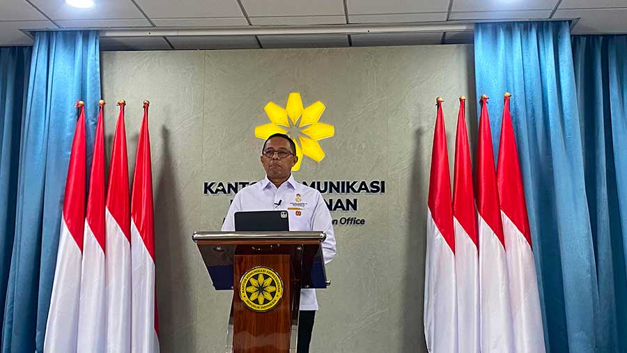 Konpers Menjelang Peringatan HUT RI ke 80 oleh Kepala Kantor Komunikasi Kepresidenan, Hasan Nasbi (14/8). (Bloomberg Technoz/Dovana Hasiana)
