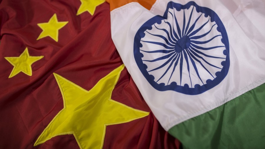Bendera China dan India. (Bloomberg)