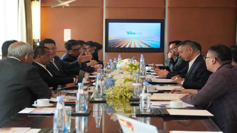 Menteri ESDM Bahlil Lahdalia bertemu dengan pimpinan Trina Solar di China. (Dok. Kementerian ESDM)