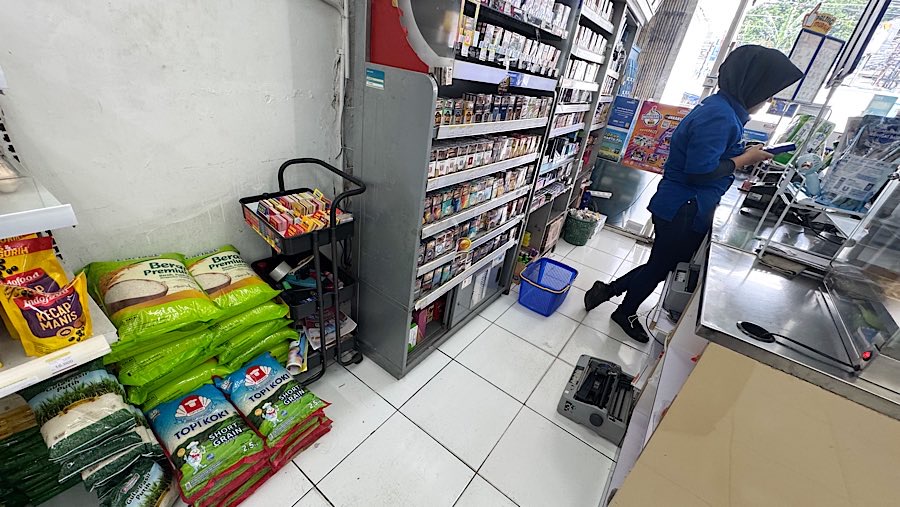 Beberapa hari ini sejumlah merek beras tak lagi ditemui di sejumlag gerak ritel modern. (Bloomberg Technoz/Andrean Kristianto)