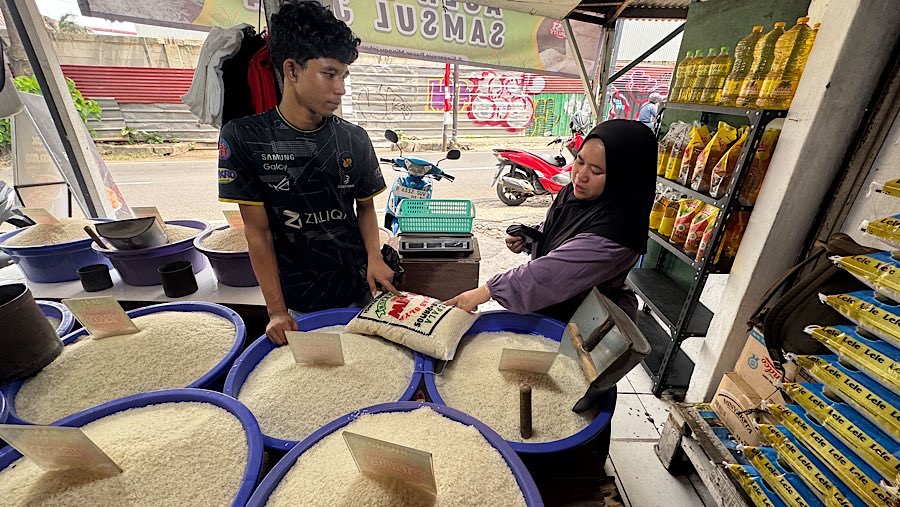Pedagang melayani pembeli beras di kawasan Siaga Raya, Jakarta, Rabu (14/8/2025). (Bloomberg Technoz/Andrean Kristianto)