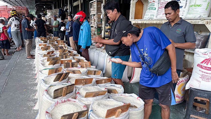 Calon pembeli memilih beras di Pasar Induk Beras, Cipinang, Jakarta, Rabu (14/8/2025). (Bloomberg Technoz/Andrean Kristianto)