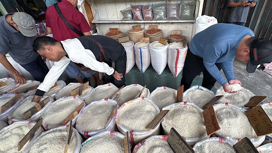 Calon pembeli memilih beras di Pasar Induk Beras, Cipinang, Jakarta, Rabu (14/8/2025). (Bloomberg Technoz/Andrean Kristianto)
