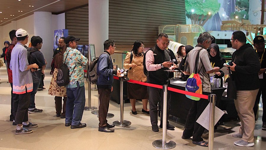 Penoton bersiap untuk menyaksin film Diponegoro Hero yang tayang perdana di Cinepolis Senayan Park, Kamis (14/8/2025). (Bloomberg Technoz/Andrean K)