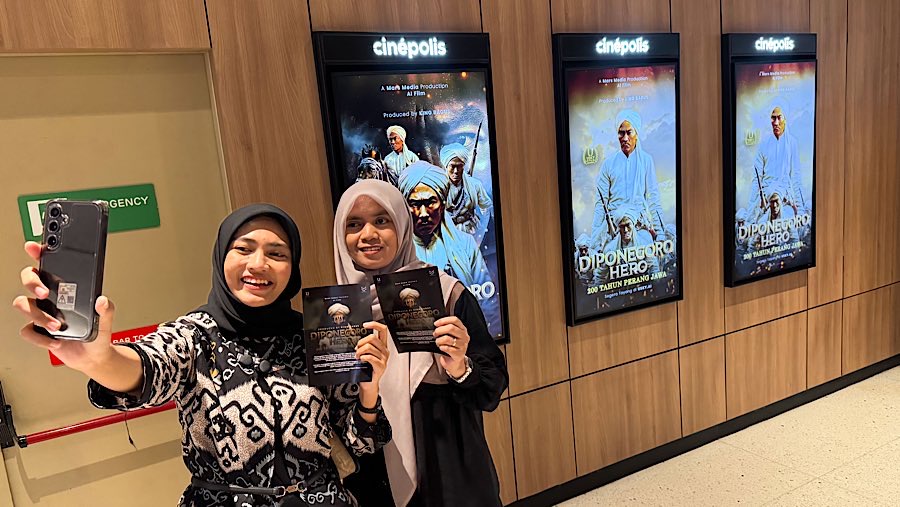 Penoton bersiap untuk menyaksin film Diponegoro Hero yang tayang perdana di Cinepolis Senayan Park, Kamis (14/8/2025). (Bloomberg Technoz/Andrean K)