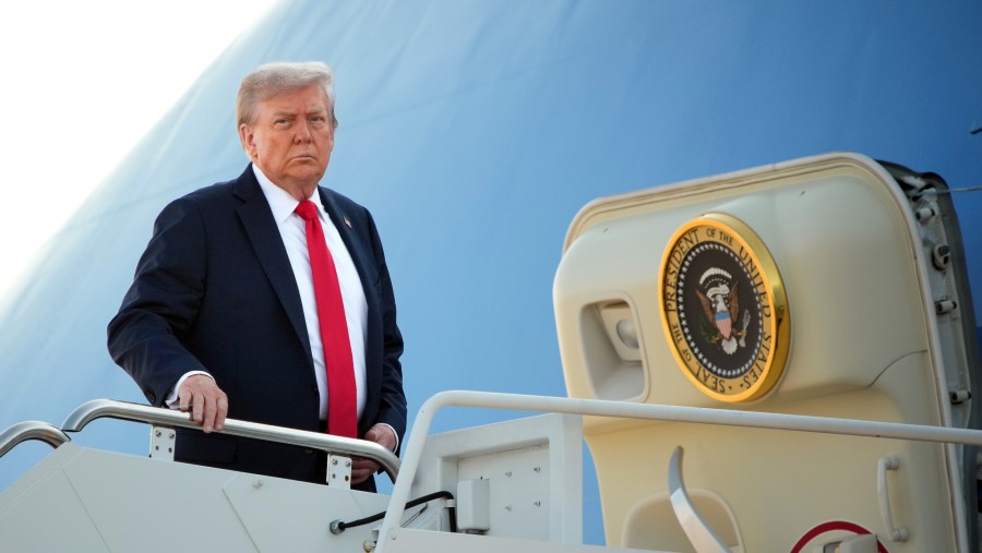Donald Trump setelah pertemuan dengan Presiden Rusia Vladimir Putin. (Bloomberg)