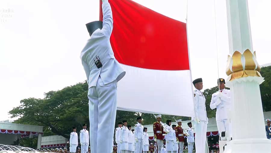 Pengibaran Bendera Merah Putih pada Upacara Kemerdekaan RI ke 80 di Istana Negara (17/8/2025). (YouTube Sekretariat Presiden)