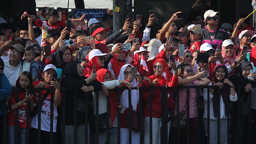 Prosesi kirab tersebut disaksikan ribuan warga dari berbagai wilayah yang datang ke Monas. (Bloomberg Technoz/Andrean Kristianto)