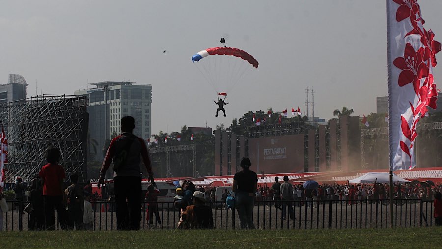 Sejumlah penerjun payung juga ikut tampil dalam perayaa. HUT ke-80 RI pada hari ini. (Bloomberg Technoz/Andrean Kristianto)