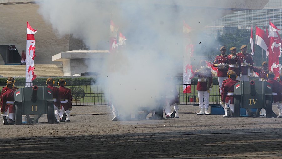 Para prajurit juga menyalakan dentuman meriam sebagai tanda dimulainya detik-detik Proklamasi. (Bloomberg Technoz/Andrean Kristianto)