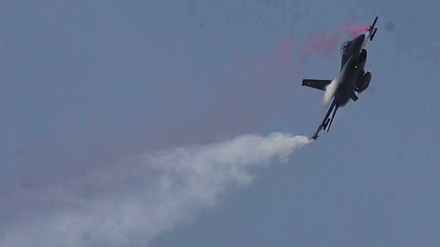 Pesawat-peaawat tempur tersebut melakukan manuver di langit Jakarta.. (Bloomberg Technoz/Andrean Kristianto)