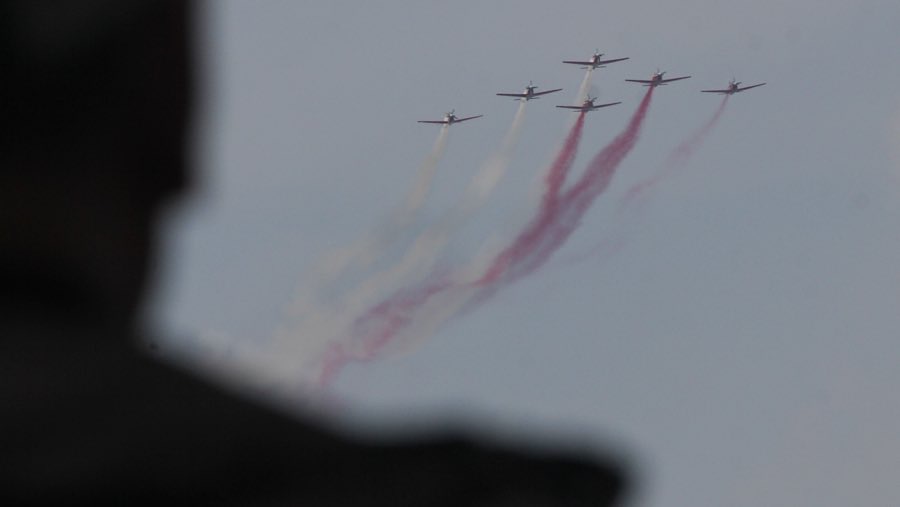 Deru mesin pesawat tempur terdengar keras ketika pesawat-pesawat itu terbang rendah dan melakukan manuver.. (Bloomberg Technoz/Andrean Kristianto)