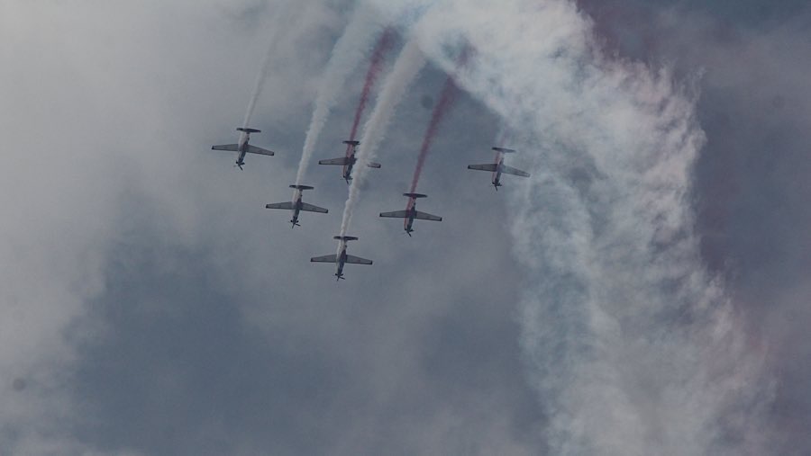 Masih dalam rangkaian HUT ke-80 RI, sejumlah pesawat tempur milik TNI AU ikut tampil. (Bloomberg Technoz/Andrean Kristianto)