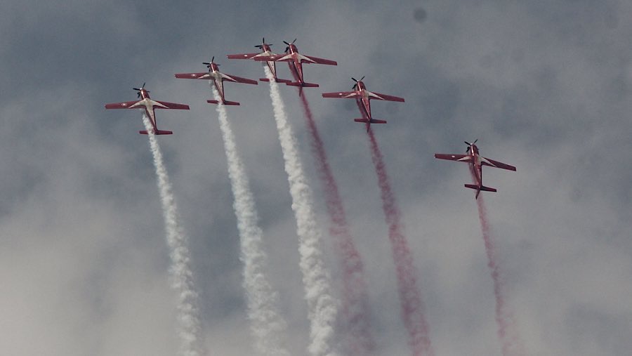 The Jupiters atau Jupiter Aerobatic Team tampil bersama pesawat tempur F-16 Fighting Falcon, T-50i Golden Eagle, dan Hawk. (Bloomberg Technoz/Andrean)