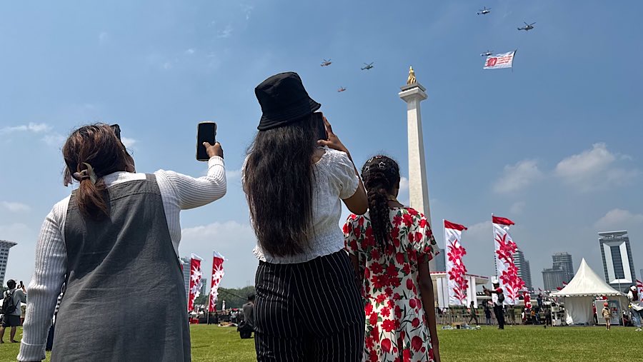 Tak hanya itu, helikopter juga membawa logo HUT ke-80, menambah semarak perayaan kemerdekaan. (Bloomberg Technoz/Andrean Kristianto)