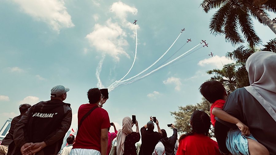 Ribuan warga yang memadati silang Monas serentak mengeluarkan ponsel untuk mengabadikan momen tersebut. (Bloomberg Technoz/Andrean Kristianto)