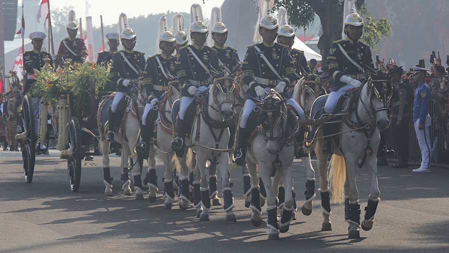 Pasukan berkuda mengawal Kereta Kencana Garuda Praba Yeksa yang membawa Paskibraka pembawa duplikat bendera Merah Putih & naskah asli teks proklamasi.