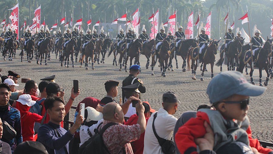 Prosesi kirab budaya dari Monas menuju Istana Merdeka menjadi pembuka peringatan HUT ke-80 Kemerdekaan RI. (Bloomberg Technoz/Andrean Kristianto)