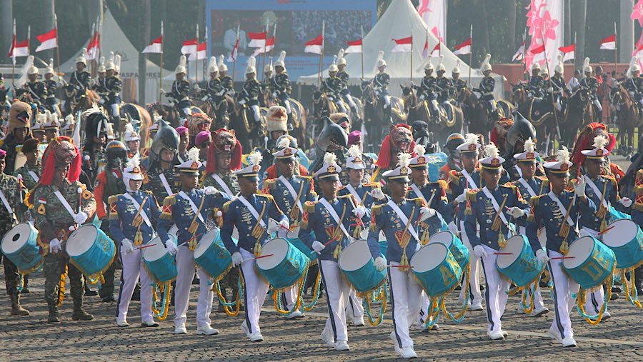 Kirab perayaan HUT ke-80 Republik Indonesia di Monas, Jakarta, Minggu (17/8/2025). (Bloomberg Technoz/Andrean Kristianto)