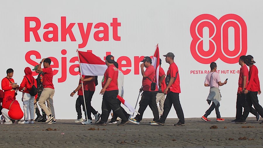 Warga mengikuti rangkaian perayaan HUT ke-80 RI di Monas, Jakarta, Minggu (17/8/2025). (Bloomberg Technoz/Andrean Kristianto)

