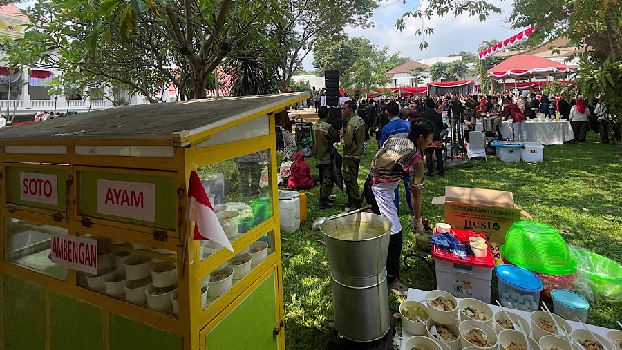 Sejumlah tamu undangan mengikuti Pesta Rakyat usai upacara HUT ke-80 RI di Istana Negara, Minggu (17/8/2025). (Bloomberg Technoz/Azura Yumna)