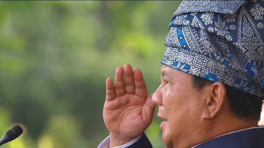 Penurunan Bendera Merah Putih, Presiden RI Prabowo kenakan Tanjak Biru. (17/8/2025). (YouTube Sekretariat Presiden)
