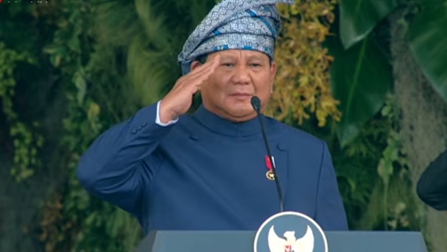 Presiden Prabowo Sunianto saat upacara penurunan bendera negara sang merah putih di Istana Negara, Minggu (17/8/2025). (Youtube Setpres)