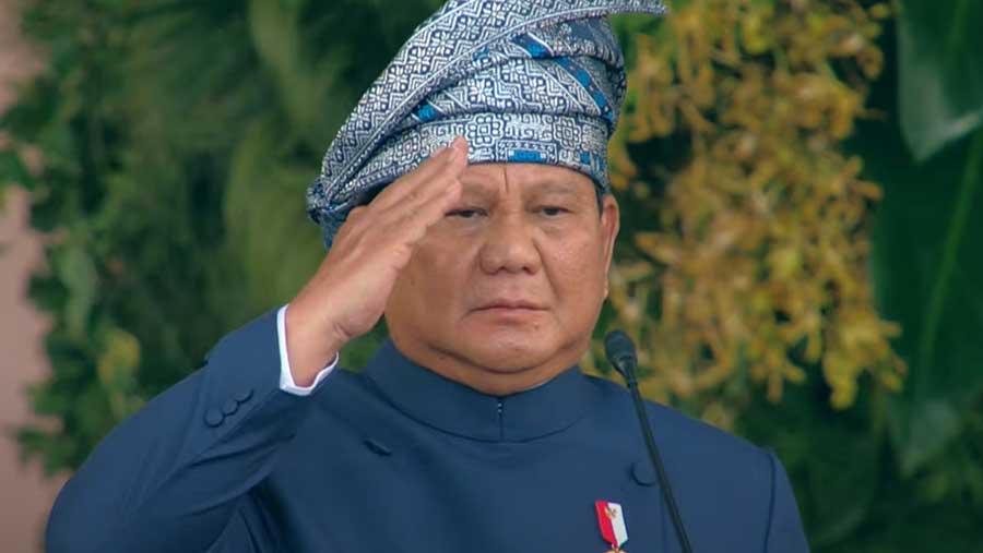 Penurunan Bendera Merah Putih, Presiden RI Prabowo kenakan Tanjak Biru. (17/8/2025). (YouTube Sekretariat Presiden)