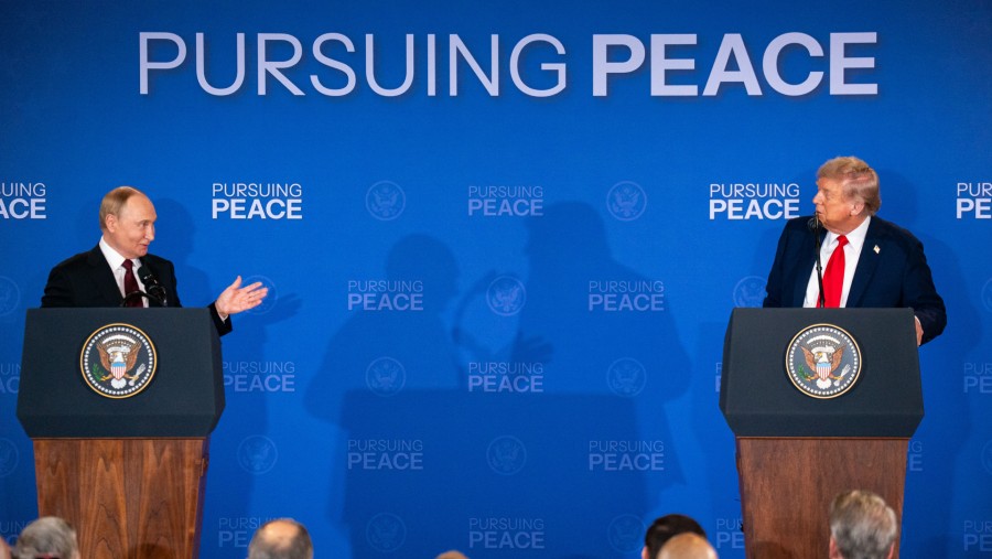 Presiden Rusia Vladimir Putin dan Presiden AS Donald Trump saat Konpers usai KTT di Alaska, Jumat (15/8/2025). (Bloomberg)