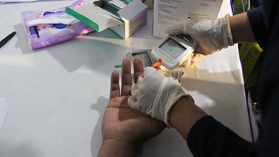 Mayapada Hospital memberikan layanan kesehatan meliputi Eye Check Up, skrining risiko prediabetes/diabetes dengan AI dan pemeriksaan gula darah.