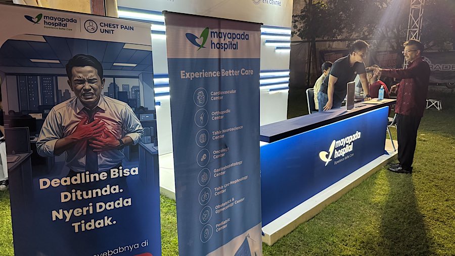 Predir & CEO Mayapada Healthcare, Navin Sonthalia mengunjungi booth Mayapada Hospital di Jakarta, Sabtu (16/8/2025). (Bloomberg Technoz/Andrean K)