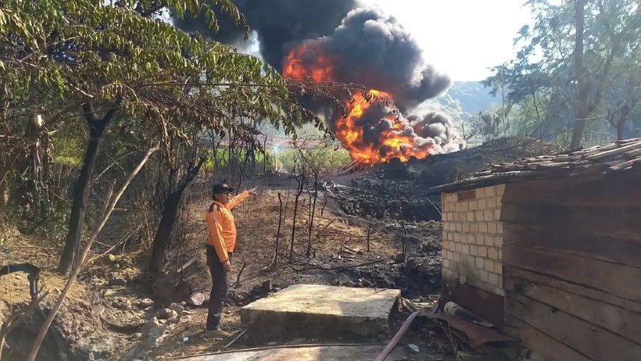 Kebakaran di sumur minyak di Dusun Gendono, Desa Gandu, Kecamatan Bogorejo, Blora, Jawa Tengah, Senin (18/8/2025)./dok. BPBD Blora 