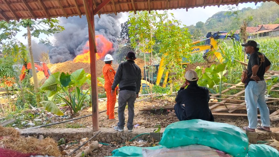 Kebakaran di sumur minyak di Dusun Gendono, Desa Gandu, Kecamatan Bogorejo, Blora, Jawa Tengah, Senin (18/8/2025)./dok. BPBD Blora