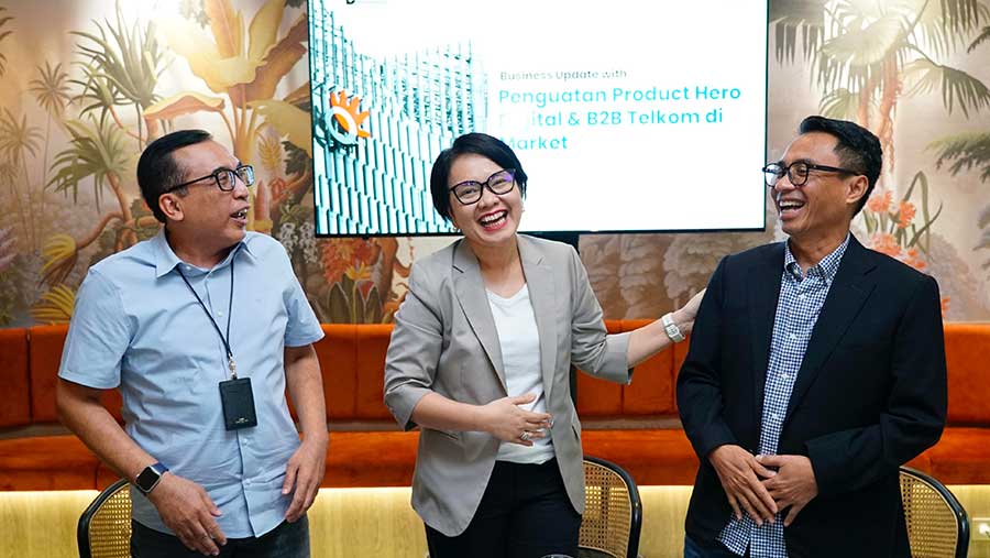 Veranita Yosephine, Faizal R. Djoemadi (kanan), dan Andri Herawan Sasoko saat acara Business Update (Dok. Telkom)