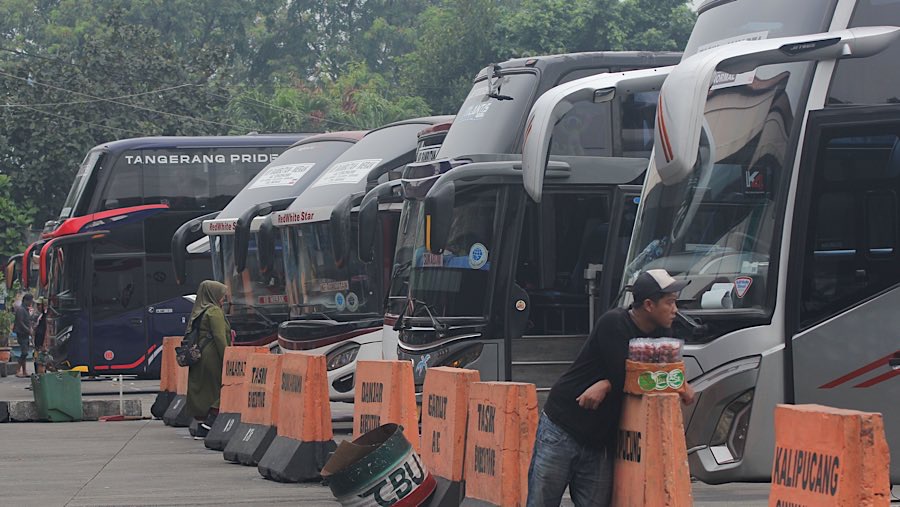 Sejumlah bus antar kota terparkir di Terminal Kampung Rambutan, Jakarta, Selasa (19/8/2025). (Bloomberg Technoz/Andrean Kristianto)