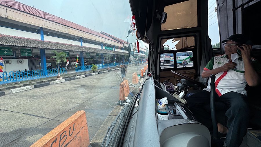 Sejumlah perusahaan otobus besar di Indonesia memutuskan untuk menghentikan pemutaran musik di armada mereka. (Bloomberg Technoz/Andrean Kristianto)